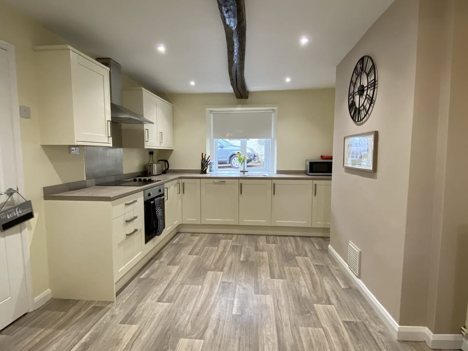 Cottage, 2 Bedrooms | Private kitchen | Fridge, microwave, oven, toaster