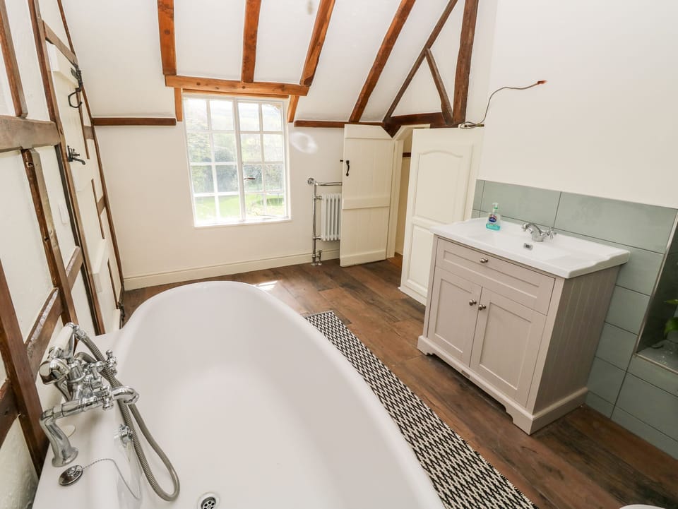 19 Clatterford Shute Cottage in England