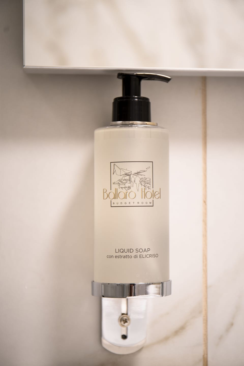 Shower, rainfall showerhead, free toiletries, hair dryer