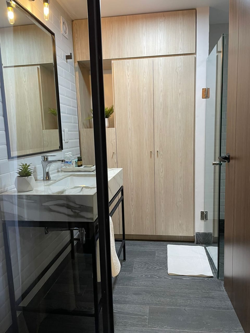 Executive Room | Bathroom | Shower, rainfall showerhead, free toiletries, hair dryer