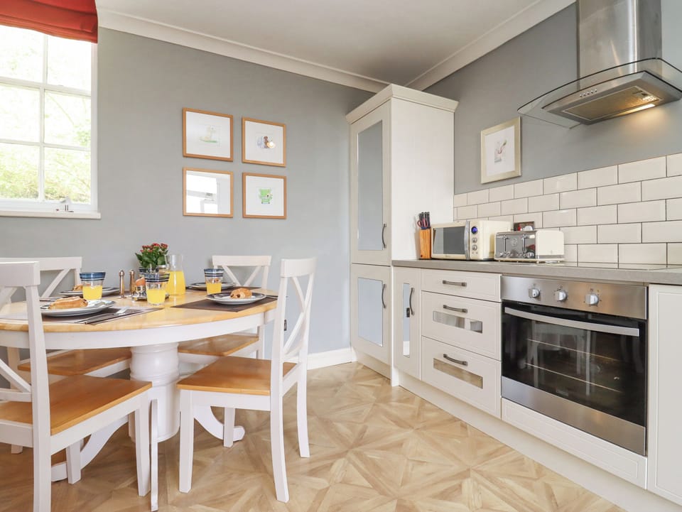 Cottage | Private kitchen | Fridge, microwave, dishwasher, electric kettle