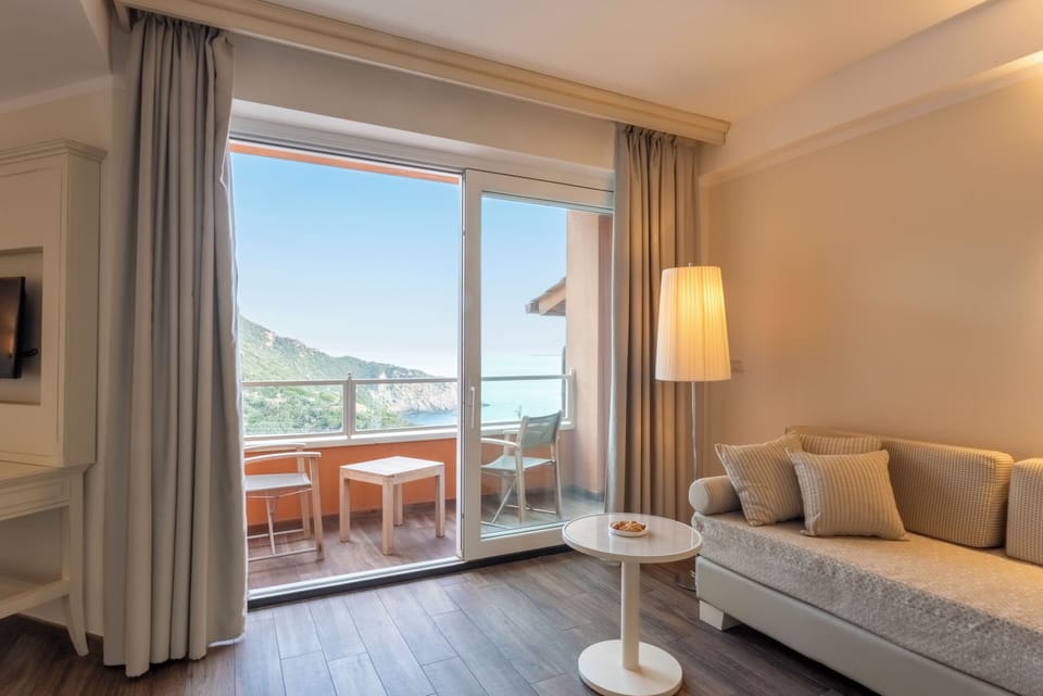 Junior Suite | Living area | 32-inch LCD TV with satellite channels, TV