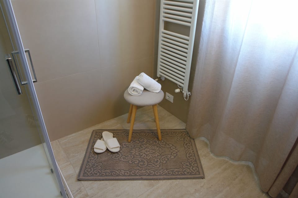 Standard Double Room | Bathroom