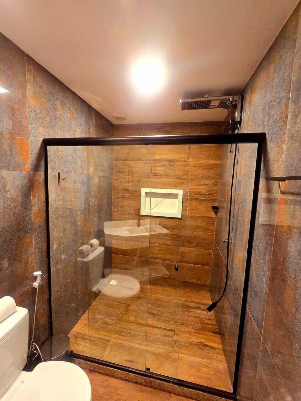 Economy Twin Room | Bathroom | Towels, soap, shampoo, toilet paper