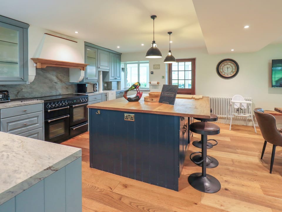 Cottage | Private kitchen | Fridge, dishwasher, cookware/dishes/utensils, dining tables