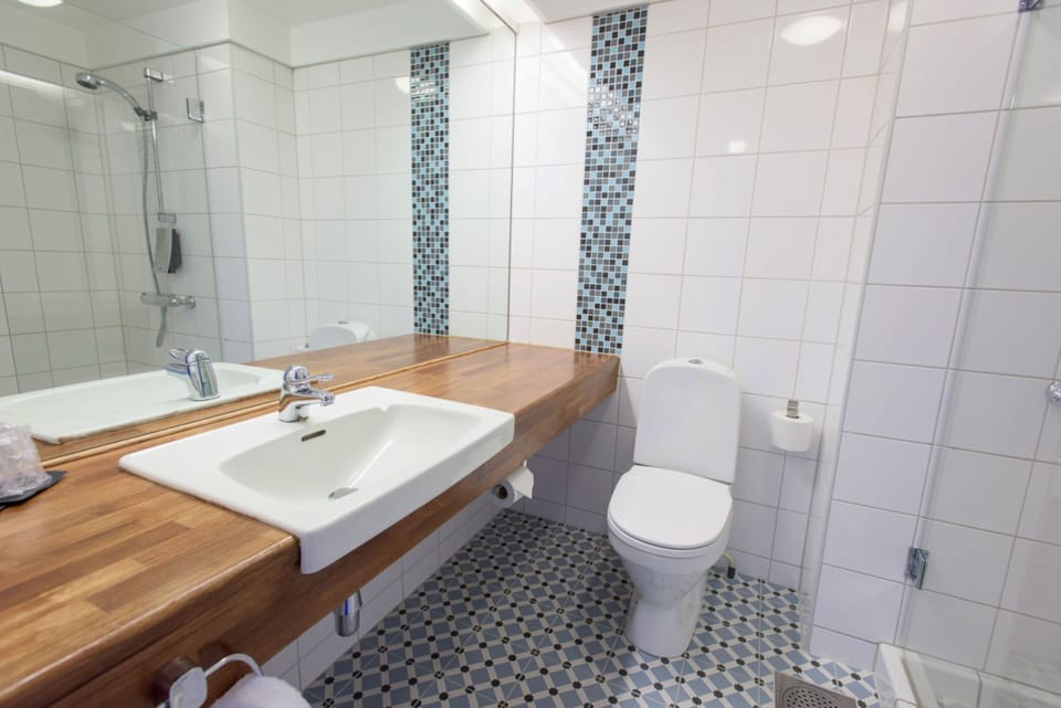 Combined shower/tub, towels