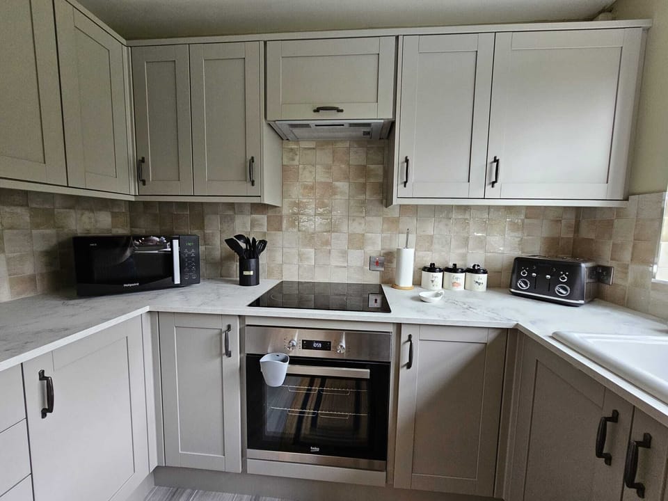 Cottage | Private kitchen | Fridge, microwave, oven, stovetop