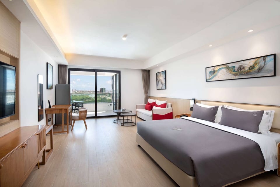 Deluxe Room, 1 King Bed, Non Smoking | Desk, WiFi (free), bed sheets