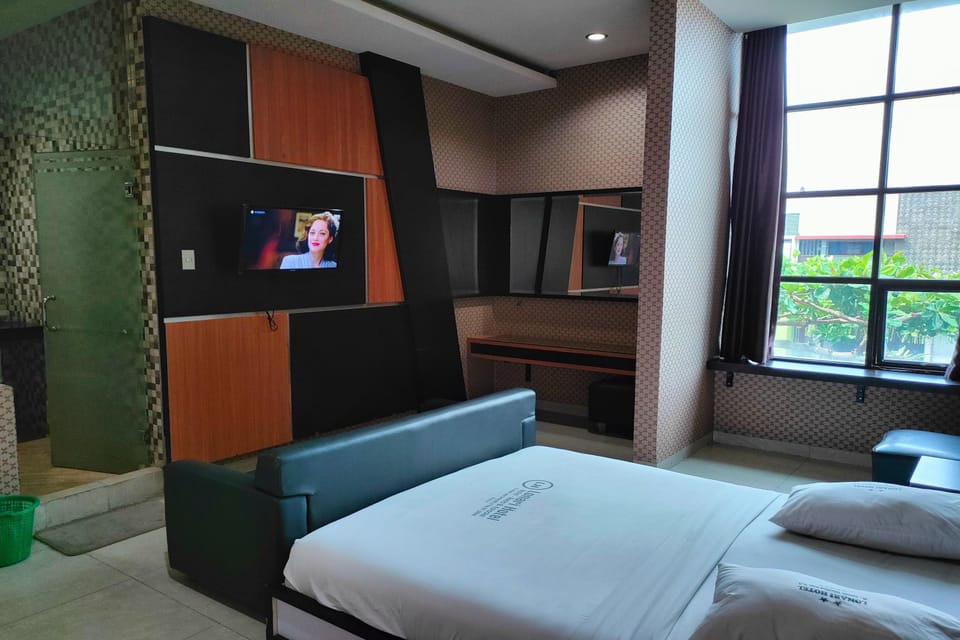 Deluxe Room | Desk, WiFi (free), bed sheets