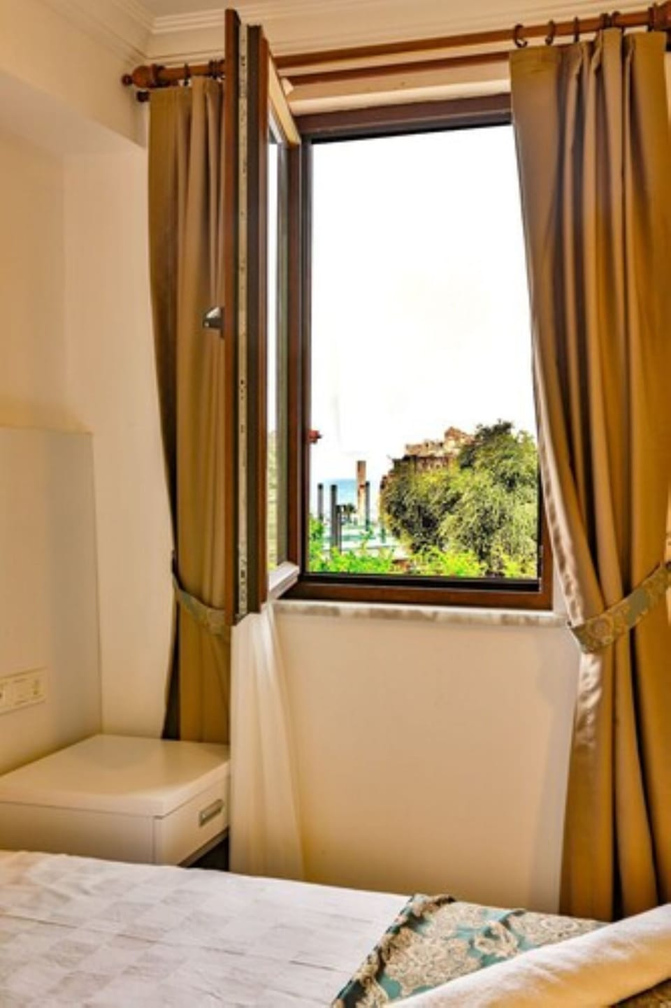 Basic Double Room | Hypo-allergenic bedding available, minibar, desk, WiFi (free)