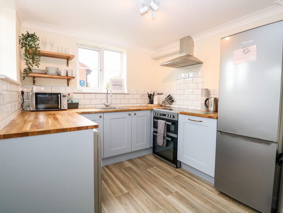 Cottage | Private kitchen | Fridge, microwave, dishwasher, electric kettle