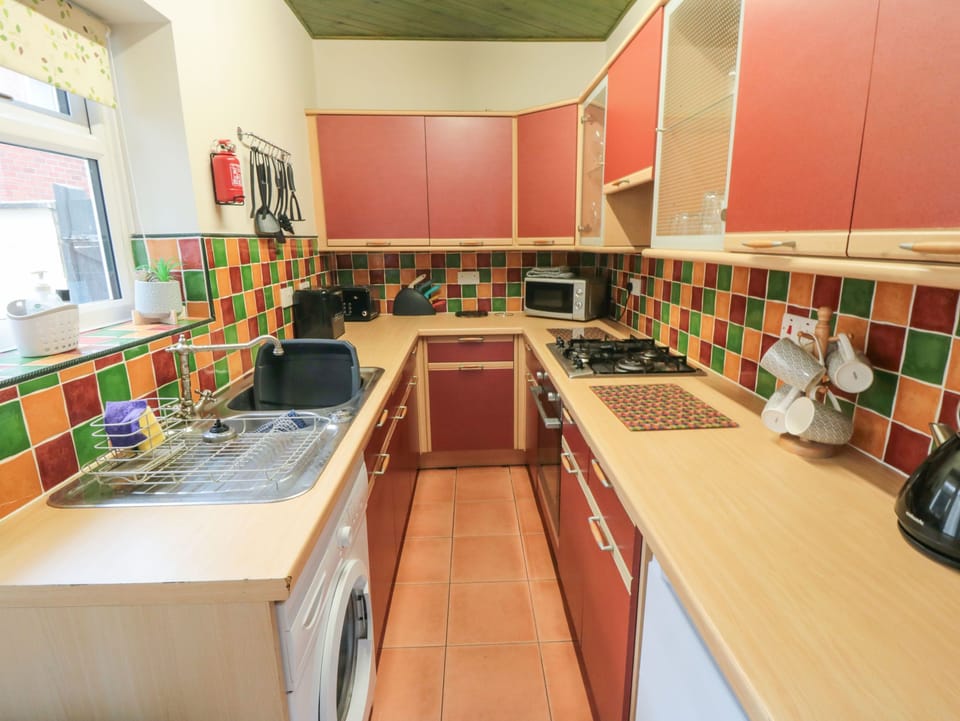 Cottage | Private kitchen | Fridge, microwave, electric kettle, toaster