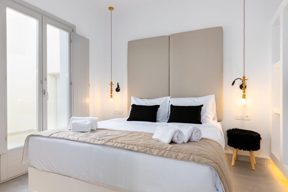 Executive Suite Private Pool | Hypo-allergenic bedding, minibar, in-room safe, desk