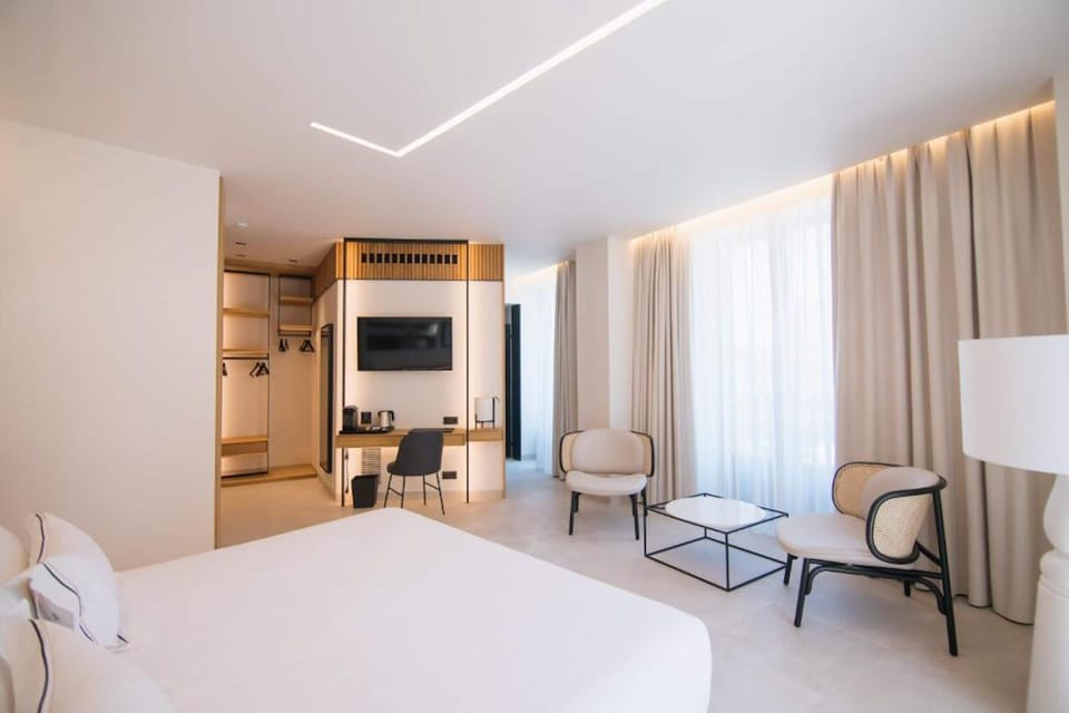 Junior Suite | In-room safe, WiFi (free), bed sheets