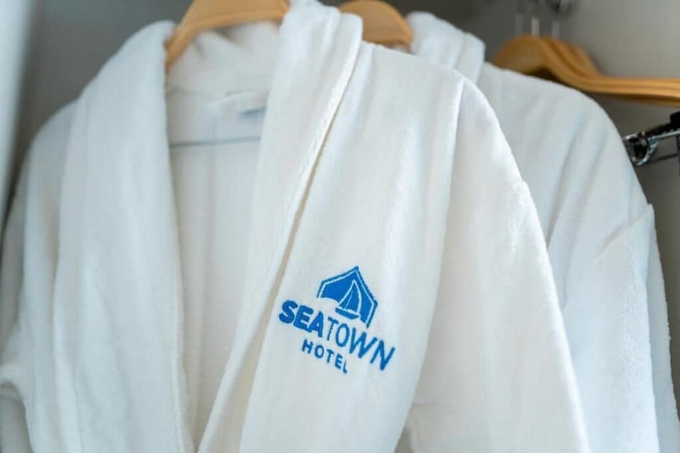 Superior Room, 1 King Bed, Non Smoking, City View | Bathroom | Shower, free toiletries, hair dryer, slippers