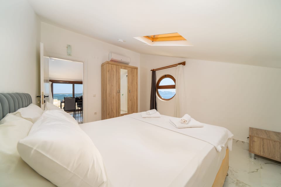 Deluxe Suite | Premium bedding, Select Comfort beds, minibar, desk