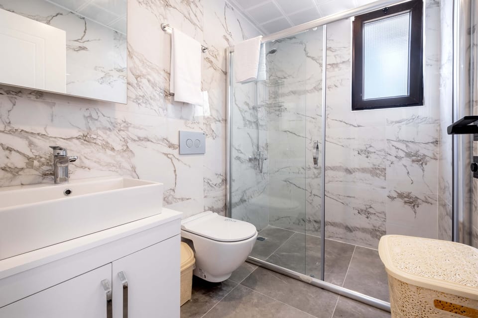 Shower, free toiletries, hair dryer, towels