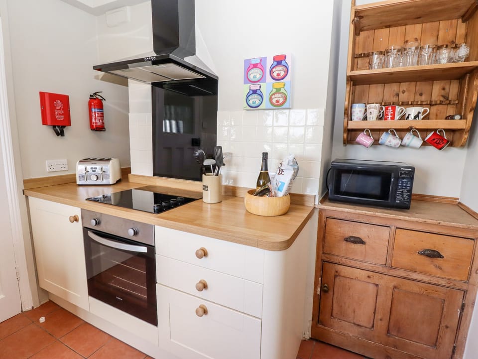 Cottage | Private kitchen | Fridge, microwave, dishwasher, electric kettle
