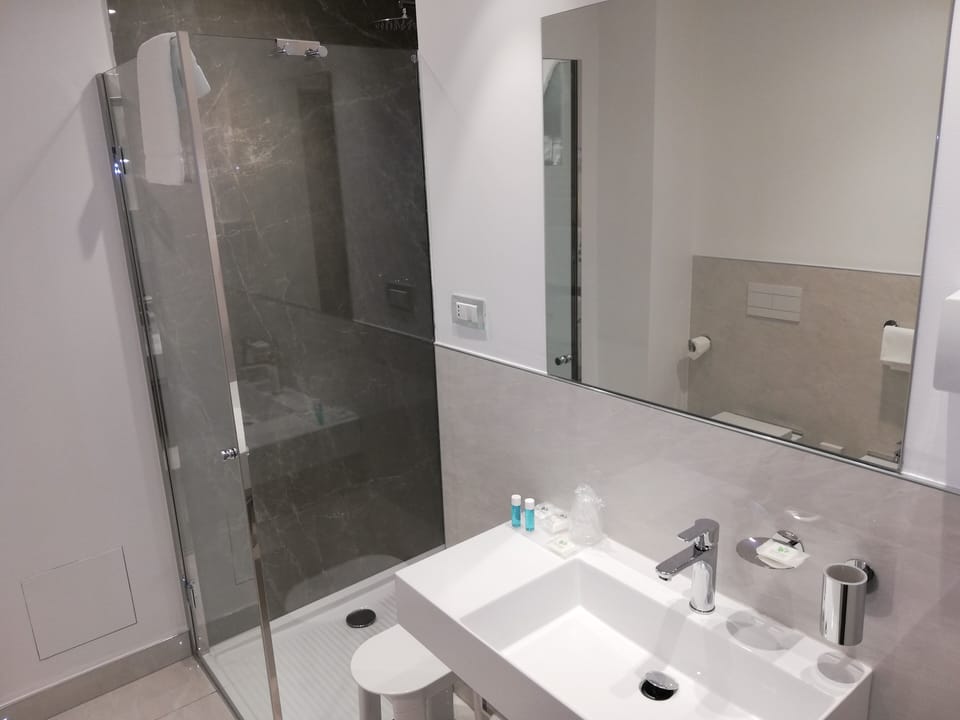 Shower, rainfall showerhead, free toiletries, hair dryer