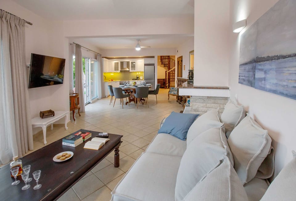 Comfort Apartment | Living area | 43-inch flat-screen TV with digital channels, fireplace