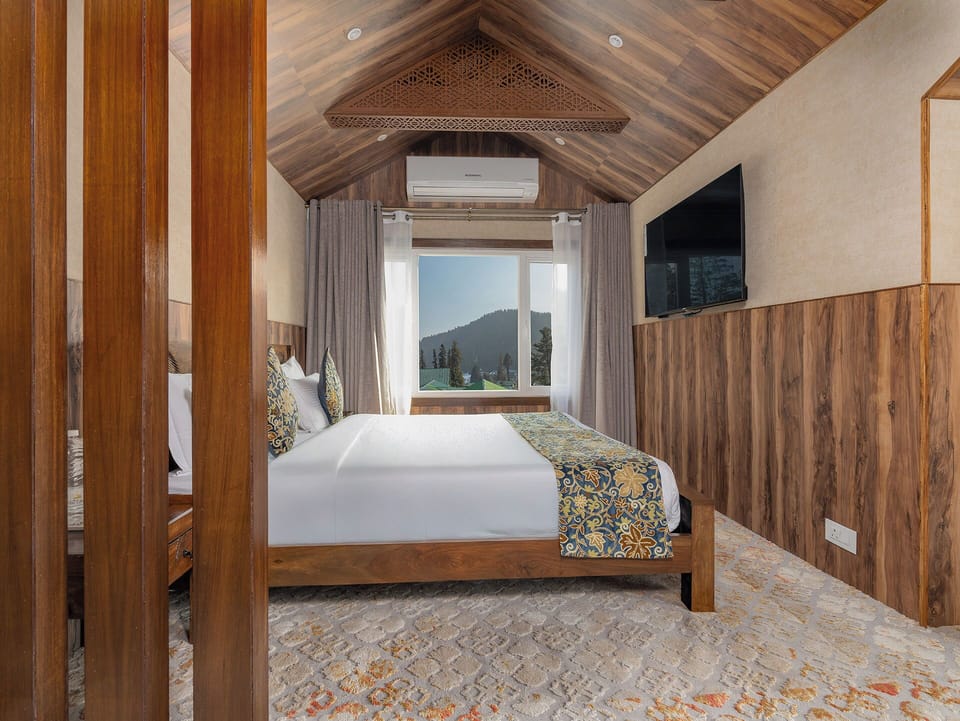 Luxury Room, Mountain View | Egyptian cotton sheets, premium bedding, memory foam beds, minibar