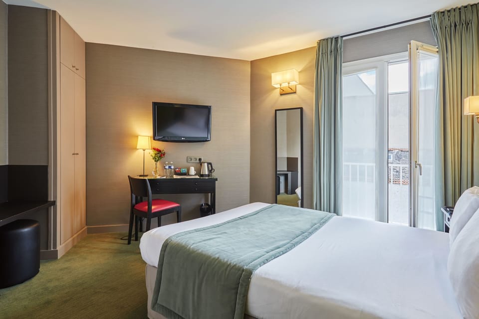 Double Room, Garden View | In-room safe, individually decorated, individually furnished, desk