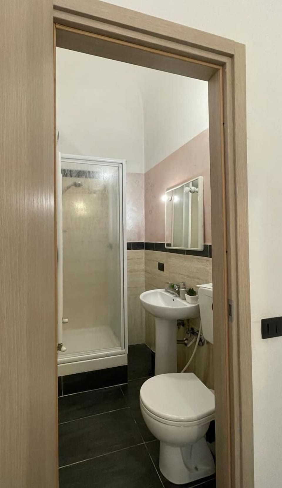 Deluxe Double Room | Bathroom | Shower, free toiletries, hair dryer, bidet