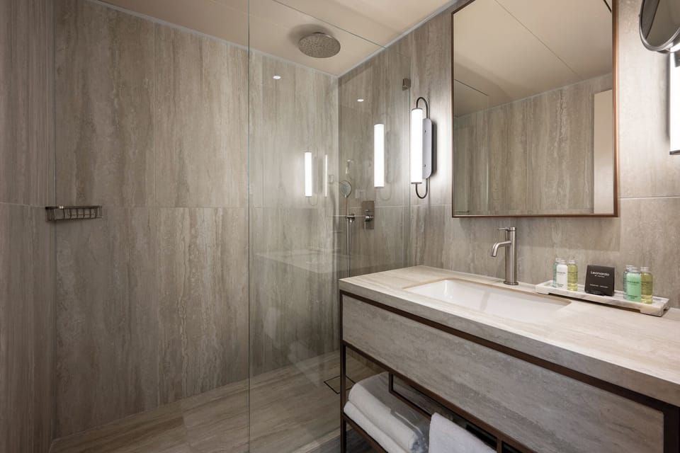  Deluxe Family | Bathroom | Combined shower/tub, deep soaking tub, free toiletries, hair dryer