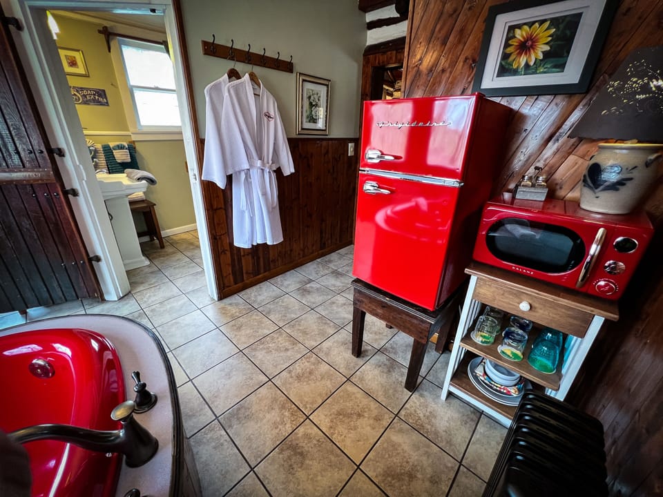 Deluxe Cabin, 1 Queen Bed (Log Cabin) | Mini-refrigerator