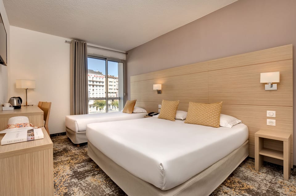 Triple Room | In-room safe, desk, soundproofing, iron/ironing board