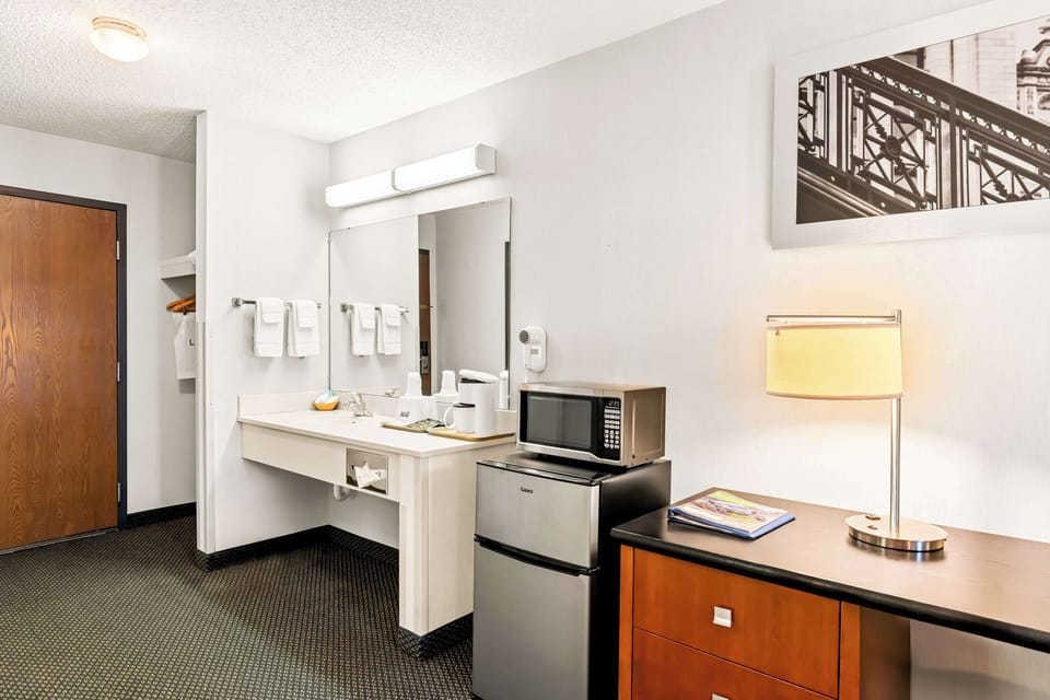 Room, 1 King Bed, Non Smoking, Jetted Tub | Room amenity