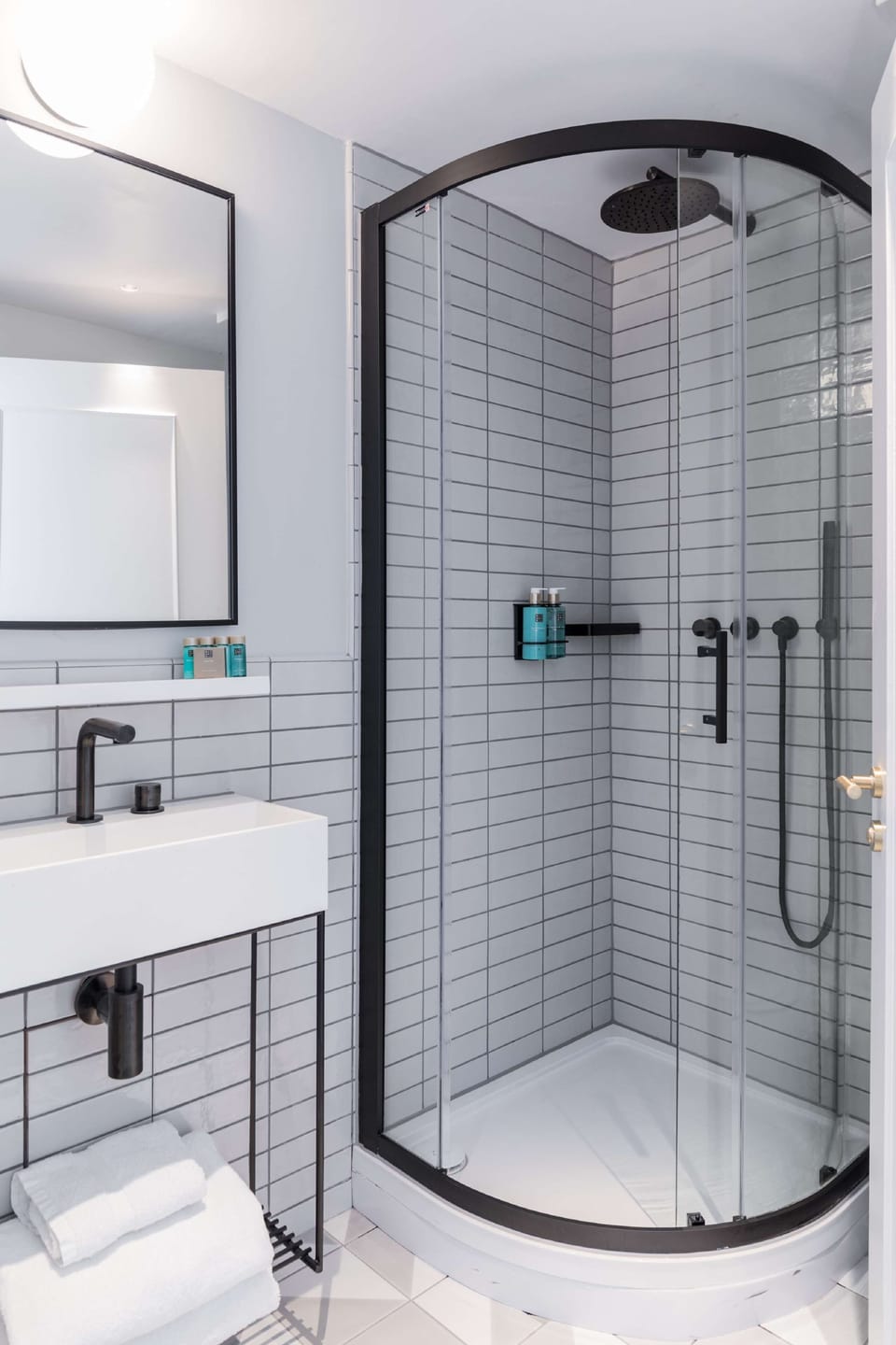 Executive Room, 2 Twin Beds, Non Smoking | Bathroom | Free toiletries, hair dryer, towels, soap