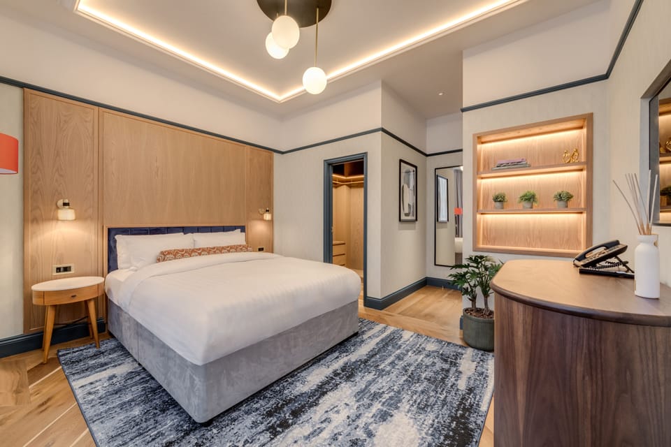 Executive Suite, 1 Queen Bed, Non Smoking (Larger Room) | In-room safe, desk, laptop workspace, iron/ironing board