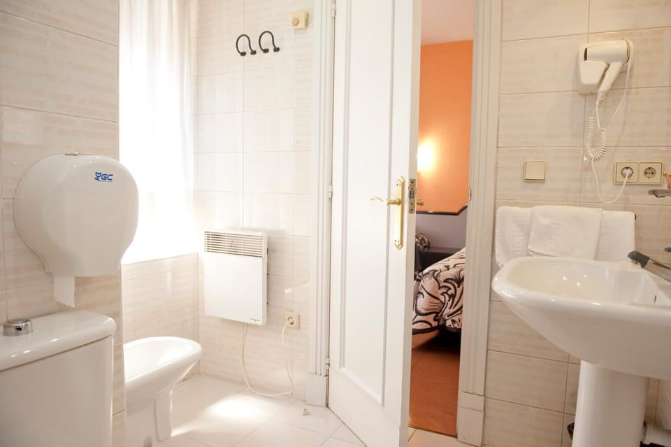 Rainfall showerhead, free toiletries, hair dryer, towels