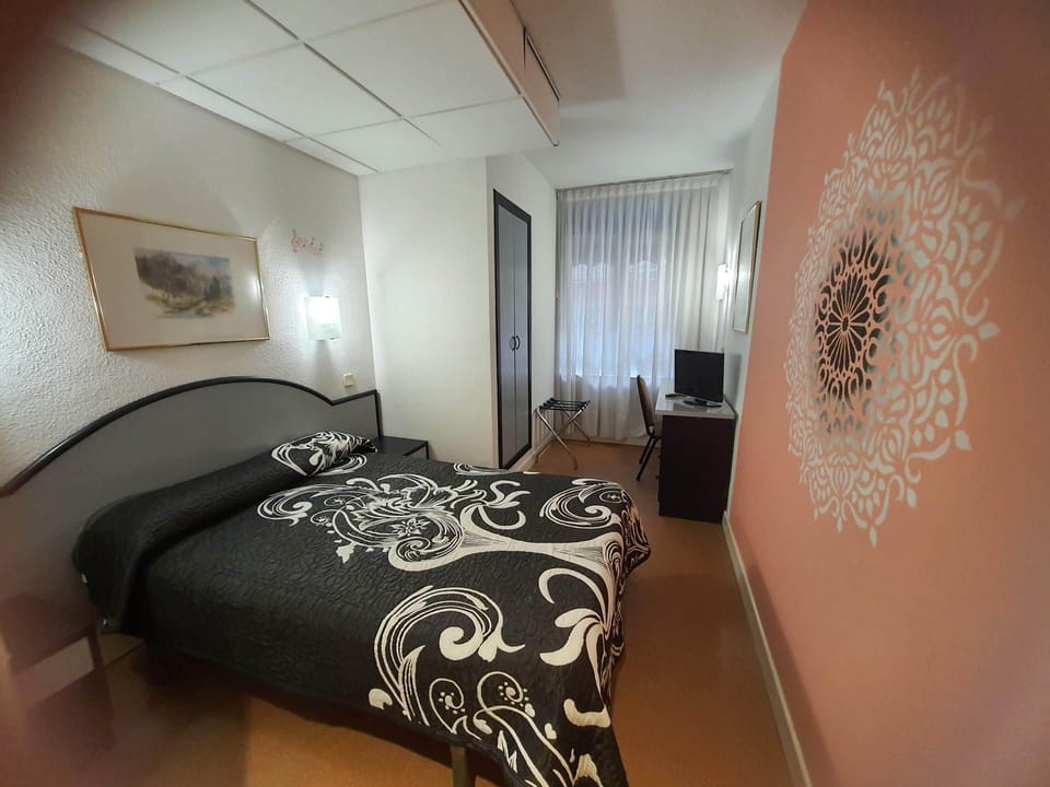 Economy Twin Room | Hypo-allergenic bedding, in-room safe, desk, blackout drapes