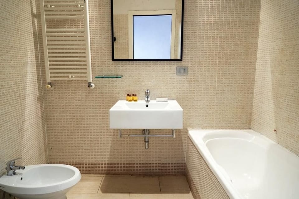 Deluxe Quadruple Room | Bathroom | Free toiletries, hair dryer (on request), bidet, towels