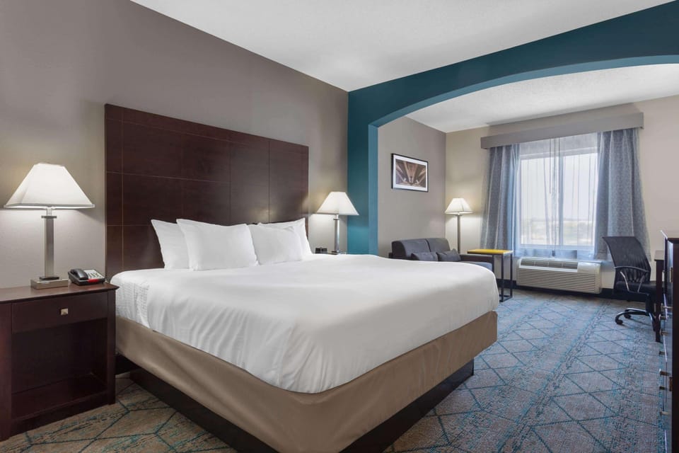 Deluxe Room, 1 King Bed, Non Smoking (Deluxe Executive Room) | Pillowtop beds, desk, laptop workspace, blackout drapes