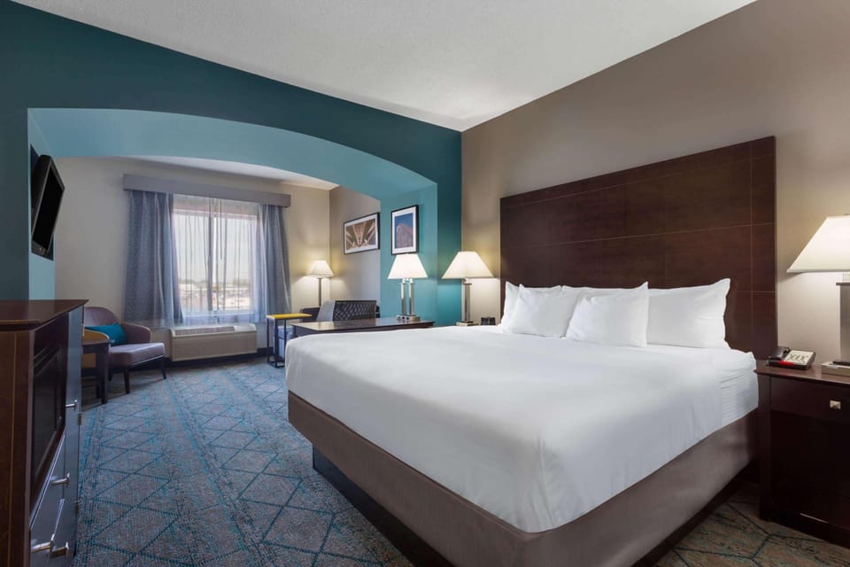 Deluxe Room, 1 King Bed, Non Smoking (Deluxe Executive Room) | Pillowtop beds, desk, laptop workspace, blackout drapes