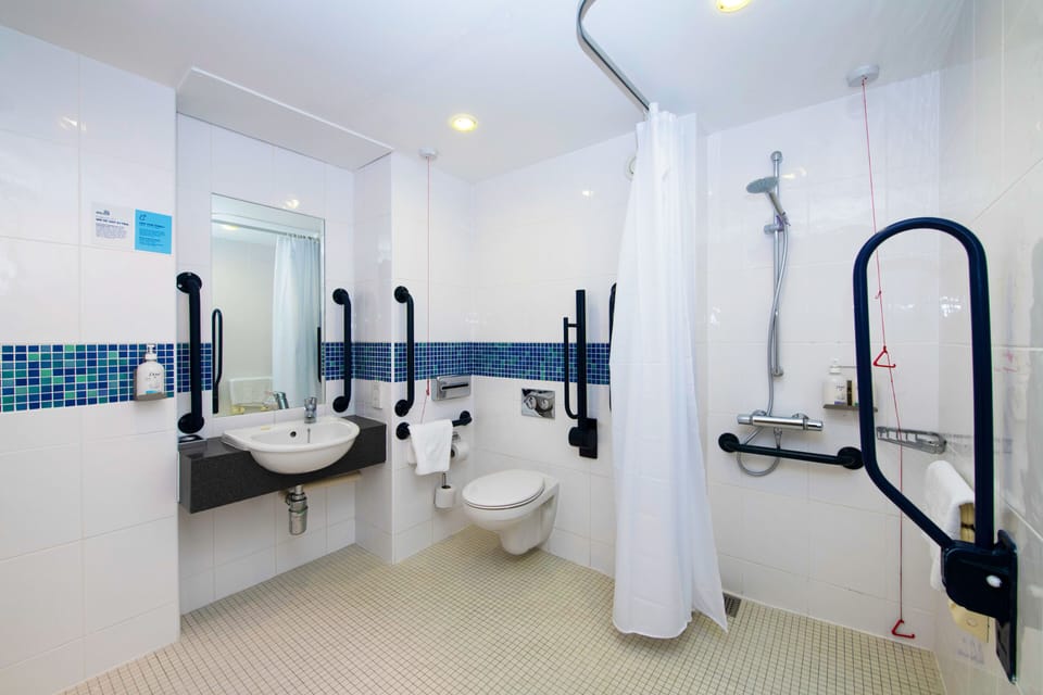 Standard Room, 1 Double Bed, Accessible (with Free Hot Breakfast) | Bathroom | Shower, eco-friendly toiletries, hair dryer, towels
