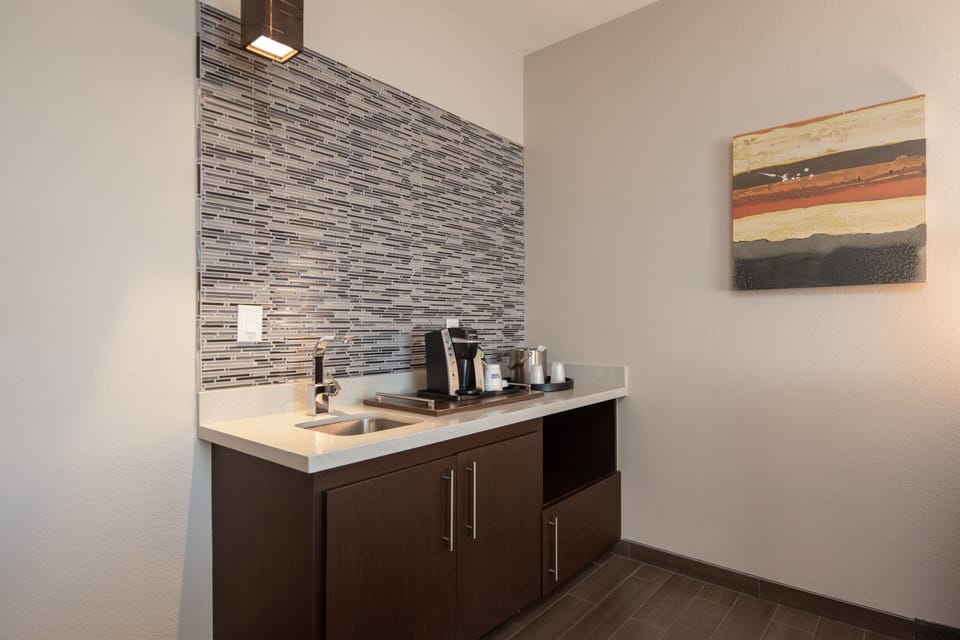 Standard Room, 1 King Bed, Accessible (Communications) | Private kitchenette | Fridge, microwave, coffee/tea maker