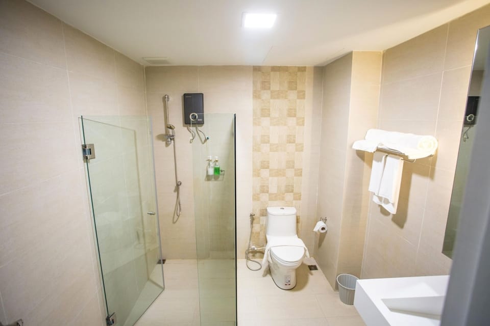 Deluxe Twin Room | Bathroom | Hair dryer, towels