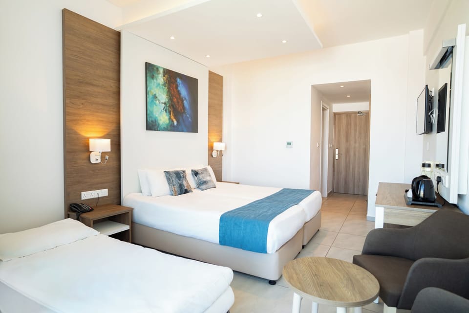 Design Double or Twin Room, 1 Bedroom, Courtyard View | Minibar, in-room safe, desk, laptop workspace