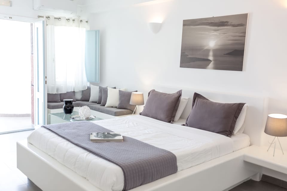 Executive Suite, Jetted Tub, Sea View | 1 bedroom, in-room safe, individually decorated, individually furnished
