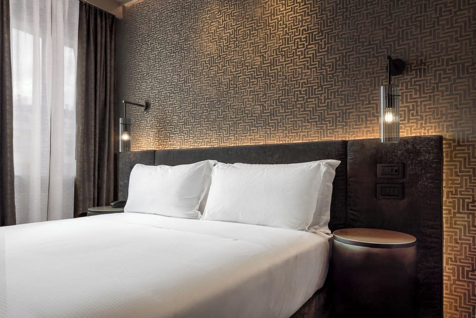 Classic Double or Twin Room | Hypo-allergenic bedding available, memory foam beds, minibar