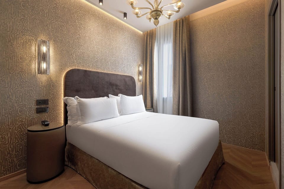 Classic Double or Twin Room | Hypo-allergenic bedding available, memory foam beds, minibar