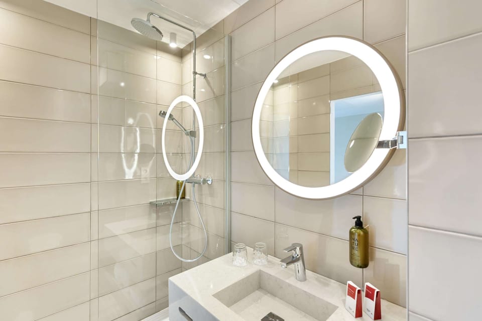 Classic Single Room | Bathroom | Hair dryer, towels, soap, shampoo