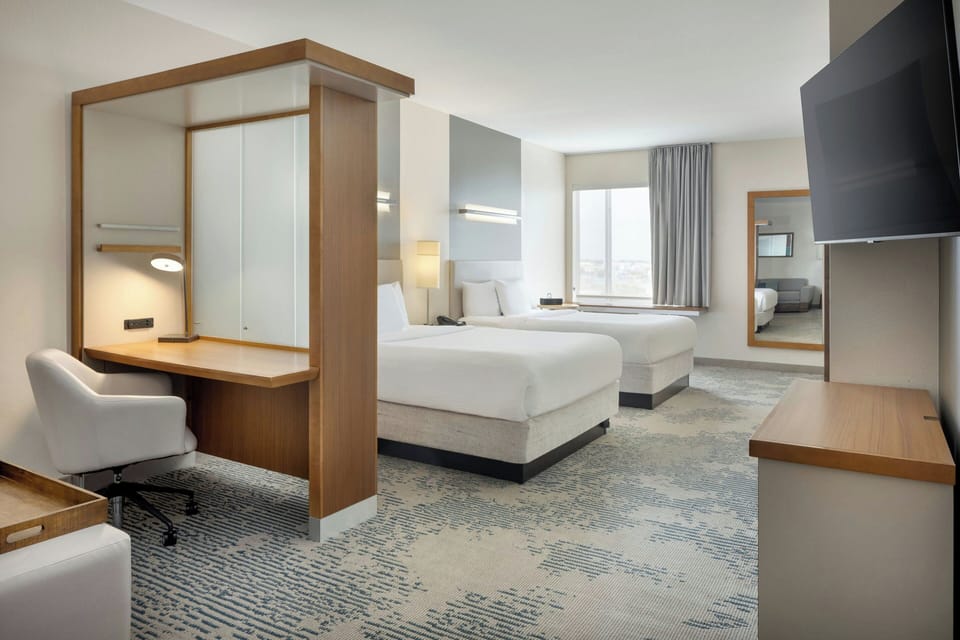 Premium bedding, pillowtop beds, minibar, desk