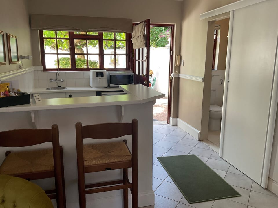 Luxury Triple Room | Private kitchenette | Microwave, coffee/tea maker, electric kettle, toaster
