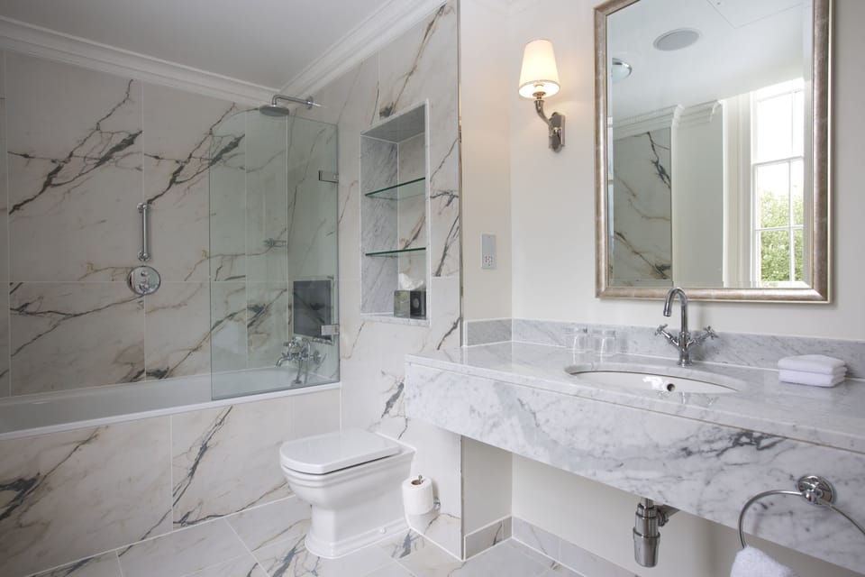 Deluxe King bedded room in historic Mansion House | Bathroom | Designer toiletries, hair dryer, bathrobes, slippers