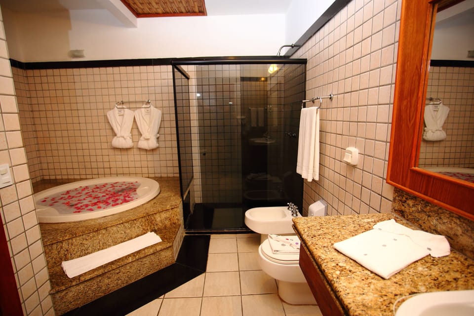 Suite, Balcony (Master) | In-room safe, individually decorated, blackout drapes, soundproofing